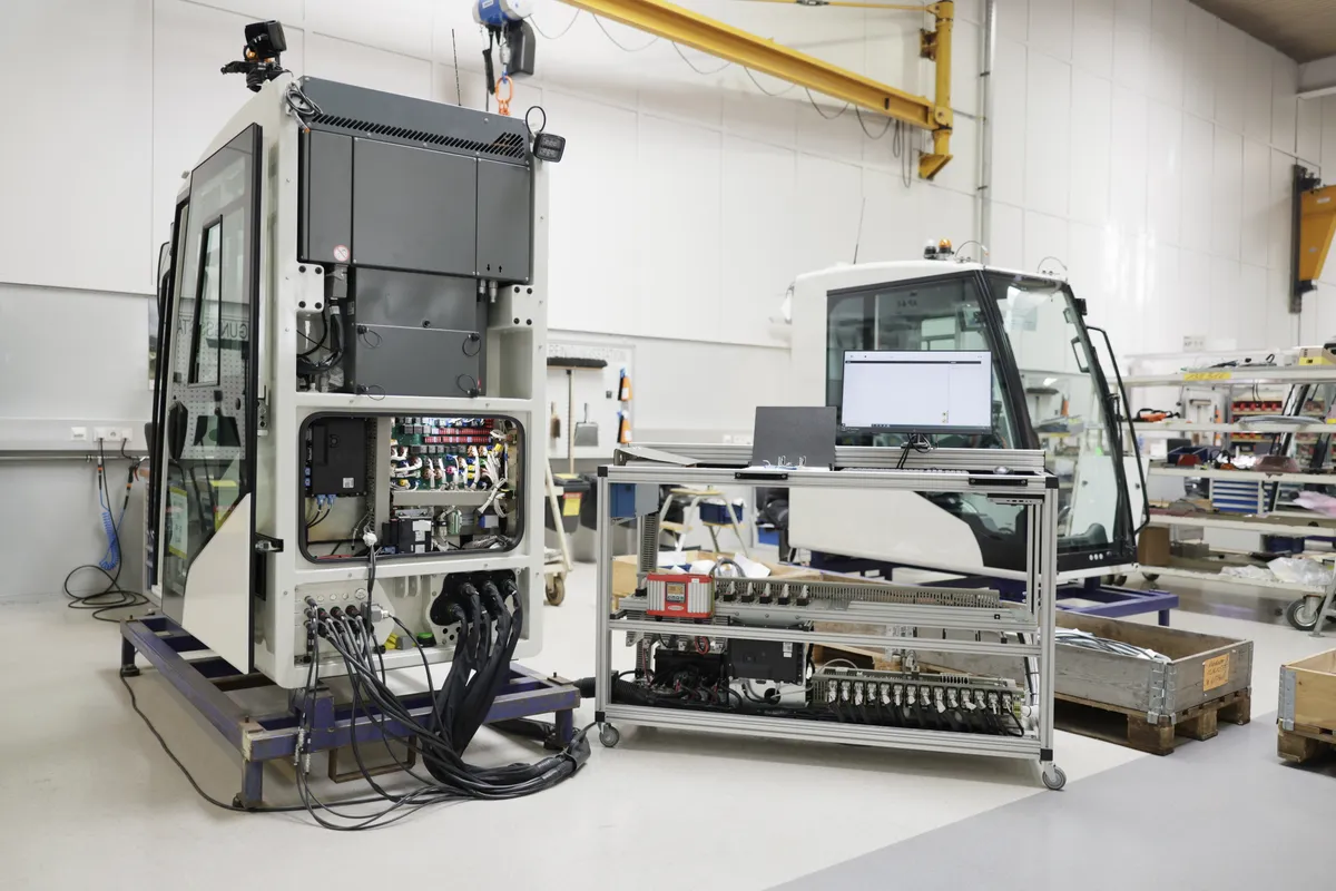 Baggerkabinen am industriellen Prüfstand mit angeschlossener elektrischer Prüfhardware